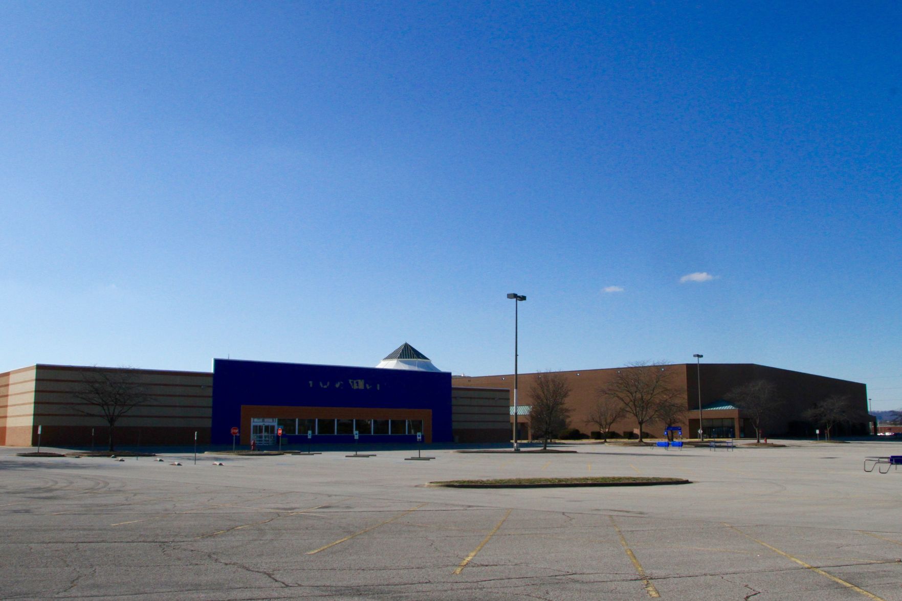 Toys R Us empty.jpg